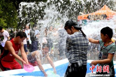 图为各国学生泼水嬉戏,尽情享受泼水节乐趣。 邓惠文 摄 图为各国学生泼水嬉戏,尽情享受泼水节乐趣。 邓惠文 摄