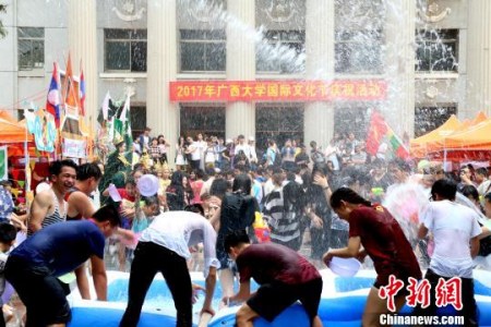 图为各国学生欢度泼水节。　邓惠文 摄