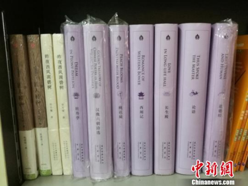 中华传统文学名著成套出现在书架上。 关向东 摄 中华传统文学名著成套出现在书架上。 关向东 摄