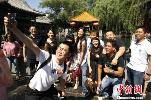80名华裔杰出青年领略“天下第一泉”趵突泉“三泉喷涌”的奇观。　沙见龙 摄