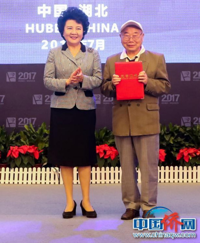 月8日，中国国务院侨务办公室主任裘援平为“华创杯”特别贡献奖获得者颁奖。（图片来源：中国侨网）