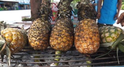 烤菠萝。（泰国《世界日报》）