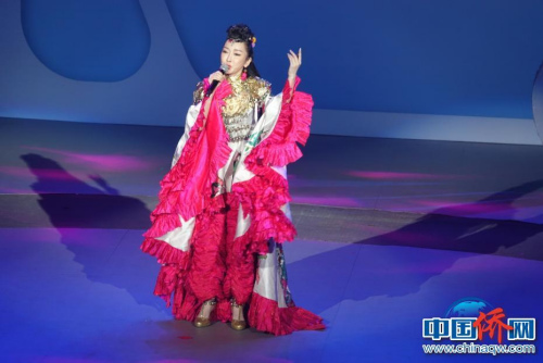 著名演唱艺术家萨顶顶演唱《反弹琵琶》。中国侨网记者 周乾宪 摄