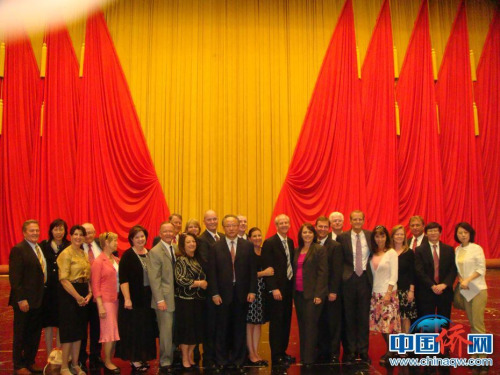 2013年9月陪同美国犹他州参、众两院议长联合率领的议会代表团访问北京期间与代表团在人民大会堂合影（右二为乐桃文）。