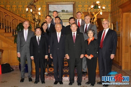 2015年10月陪同中国驻美大使崔天凯伉俪一行六人在犹他州州长官邸与州长会谈后合影（中间排右二为乐桃文）。