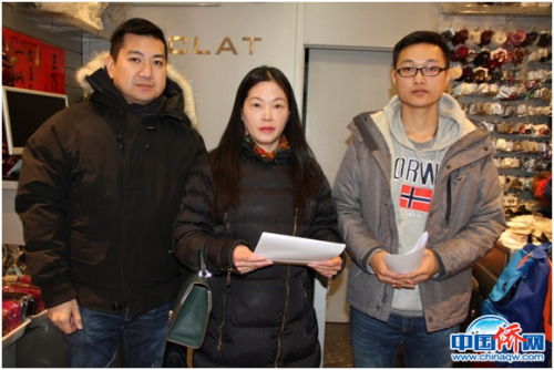 图为法国华助中心工作人员探望在巴黎陷入困境的中国留英学生王同学(右)。