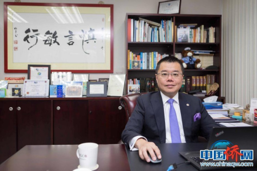深圳前海管理局香港事务首席联络官洪为民在位于香港金钟办公室内