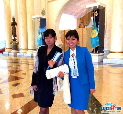 在哈萨克斯坦总统府担任翻译工作间隙。