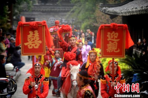 图为鼓乐齐鸣的迎亲队伍. 崔佳明 摄