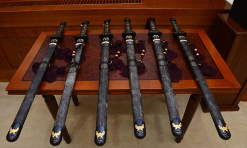 韩总统向军官授予三精剑身后汉字亮眼组图