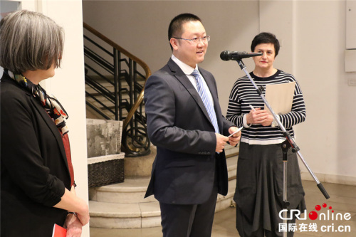中塞教育交流协会负责人田真在开幕式上对中塞青年影像展进行介绍.