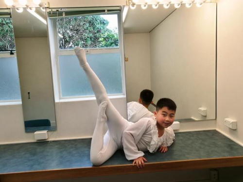 芭蕾舞男生压腿图片