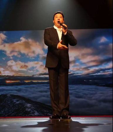 男高音歌唱家魏金栋演唱《我爱五指山我爱万泉河》