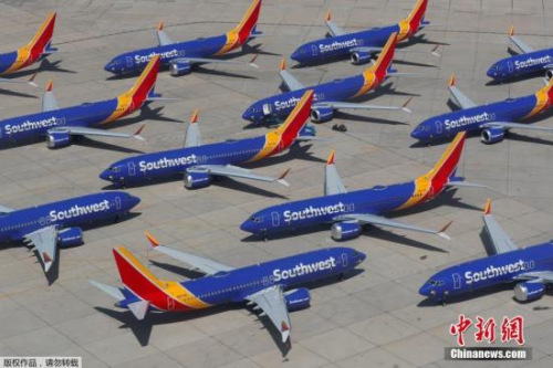 　　当地时间3月27日，美国西南航空公司的波音737 MAX系列飞机停放在号称“飞机坟场”的维克多维尔机场。