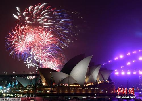 澳大利亚悉尼烟花璀璨迎新年 