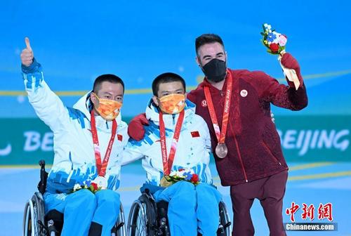 北京冬残奥会越野滑雪男子长距离坐姿项目颁奖