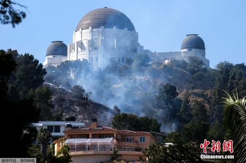 美国洛杉矶格里菲斯天文台附近发生山火