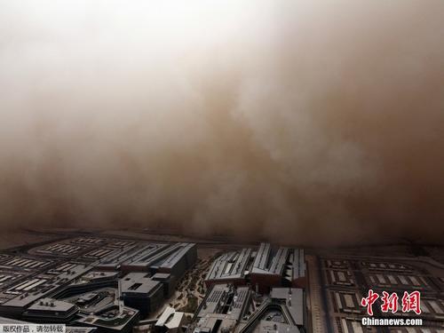 科威特首都遭沙尘暴席卷 一面“沙墙”空中移动