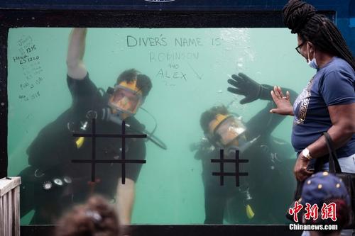 纽约民众时报广场与水缸潜水员互动