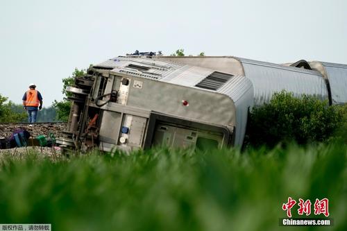 美国密苏里州一列车与卡车相撞后脱轨