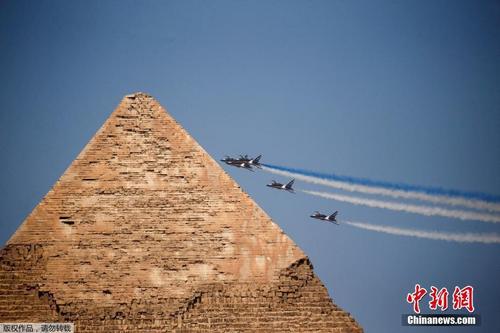 飞越金字塔 埃及航空展举行航空表演