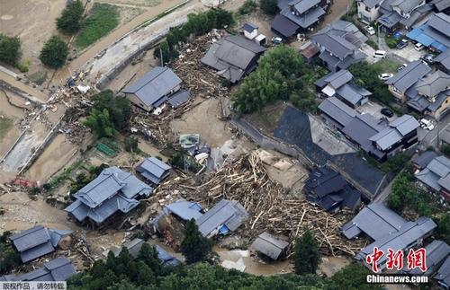 日本多地遭遇创纪录大雨 超10万人紧急避难