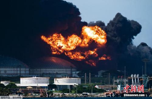 古巴储油基地被闪电击中发生爆炸引发大火