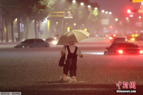 韩国首尔遭遇特大暴雨 每小时降雨量达有记录以来最高值