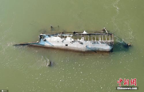 多瑙河匈牙利境内河段水位下降严重 二战沉船露出水面