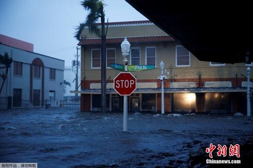 飓风“伊恩”登陆美国佛州 街道被淹树木被刮倒