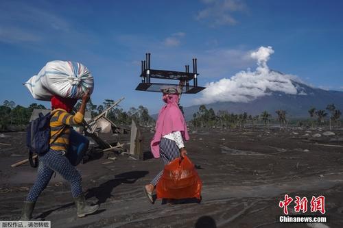 印尼塞梅鲁火山持续喷发 居民打包家当撤离