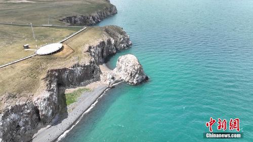 航拍初夏青海湖鸟岛国际重要湿地