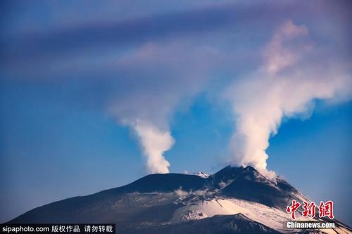 意大利埃特纳火山双火山口喷发白烟缭绕
