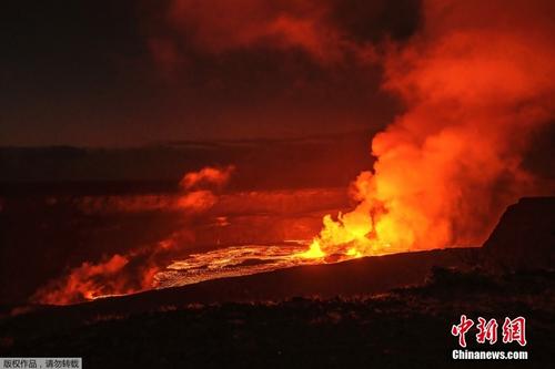 美国夏威夷基拉韦厄火山时隔3个月再喷发 岩浆烟尘涌出