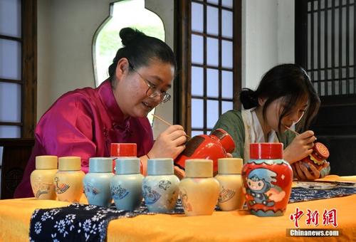 探访绍兴黄酒小镇 千年黄酒“酿出”新业态