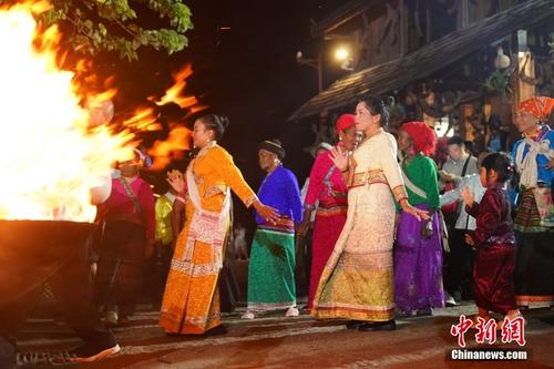 云南景迈山民众庆祝申遗成功