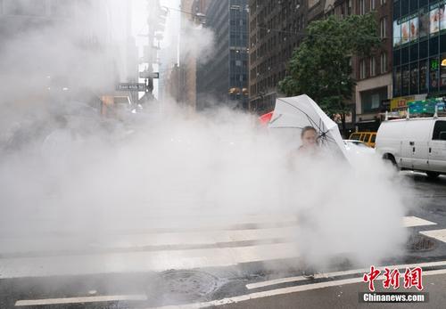 纽约曼哈顿街头现“白雾缭绕”景象
