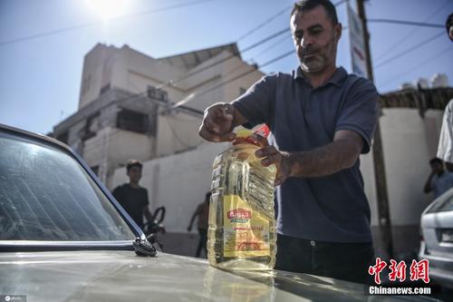 加沙地带面临燃油短缺 当地民众给汽车加食用油