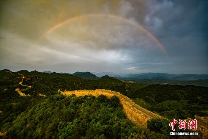 河北金山岭长城上空出现绚丽彩虹