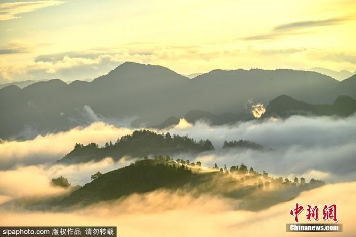 重庆酉阳山间现云海日出奇景