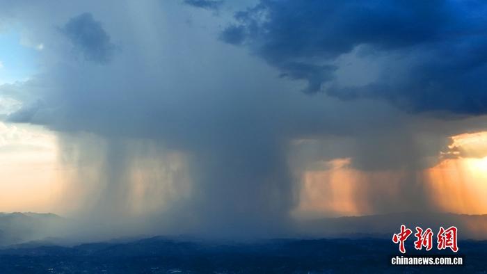 重庆永川上空现“雨幡”景观