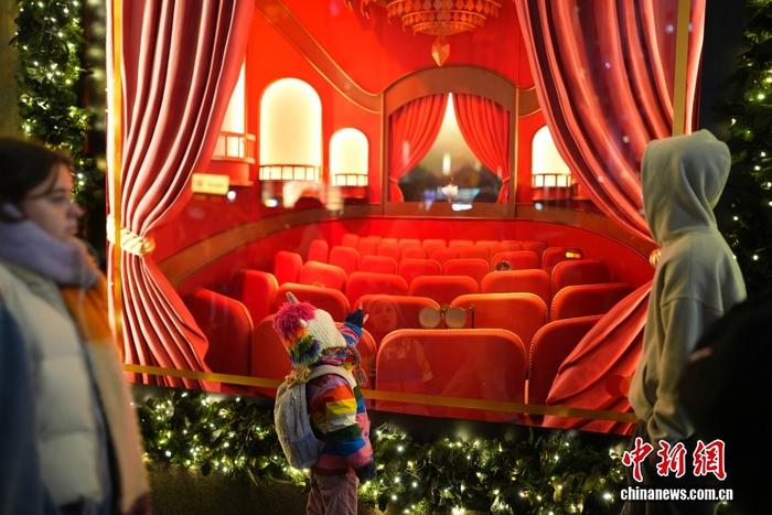 美国纽约点亮节日橱窗