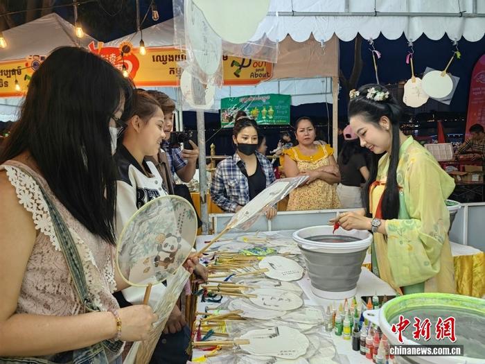 “走读中柬”文化创意集市亮相金边