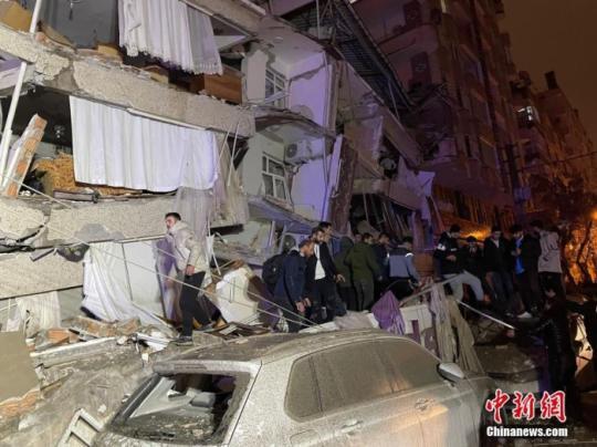 当地时间2月6日，土耳其加齐安泰普，当地发生7.4级地震，建筑物被破坏。图/视觉中国