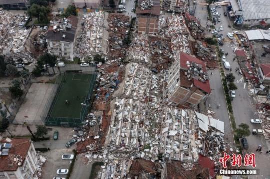 当地时间2月6日，土耳其12小时内发生了两次7.8级强震。土耳其地震专家评价“地震的威力，相当于130颗原子弹爆炸。”。图为航拍土耳其震后现场，多栋建筑倒塌。图/视觉中国