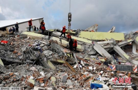 当地时间2月7日，土耳其加济安泰普，救援人员在废墟中搜寻幸存者。