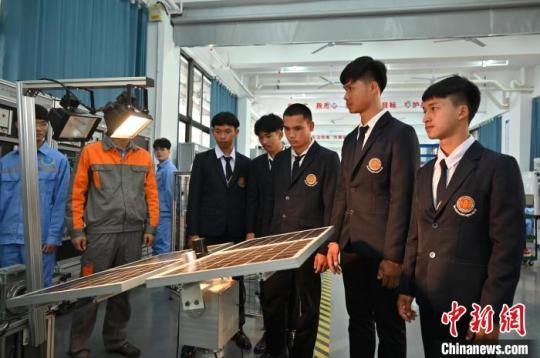 图为泰国学生在广西电力职业技术学院实训室参观。　俞靖 摄