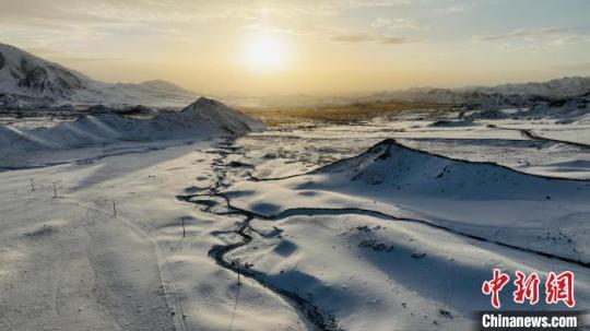 青海都兰:秋日雪景壮美辽阔-中国侨网
