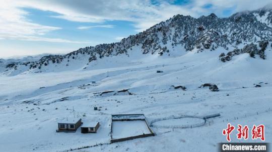 青海都兰:秋日雪景壮美辽阔-中国侨网