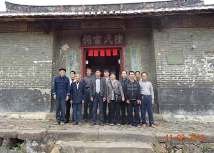 中国侨网美籍华人陈小涟和陈氏宗亲兄弟姐妹参观陈氏宗祠。